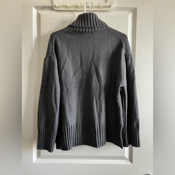 H&M turtleneck sweater - Picture 3 of 3